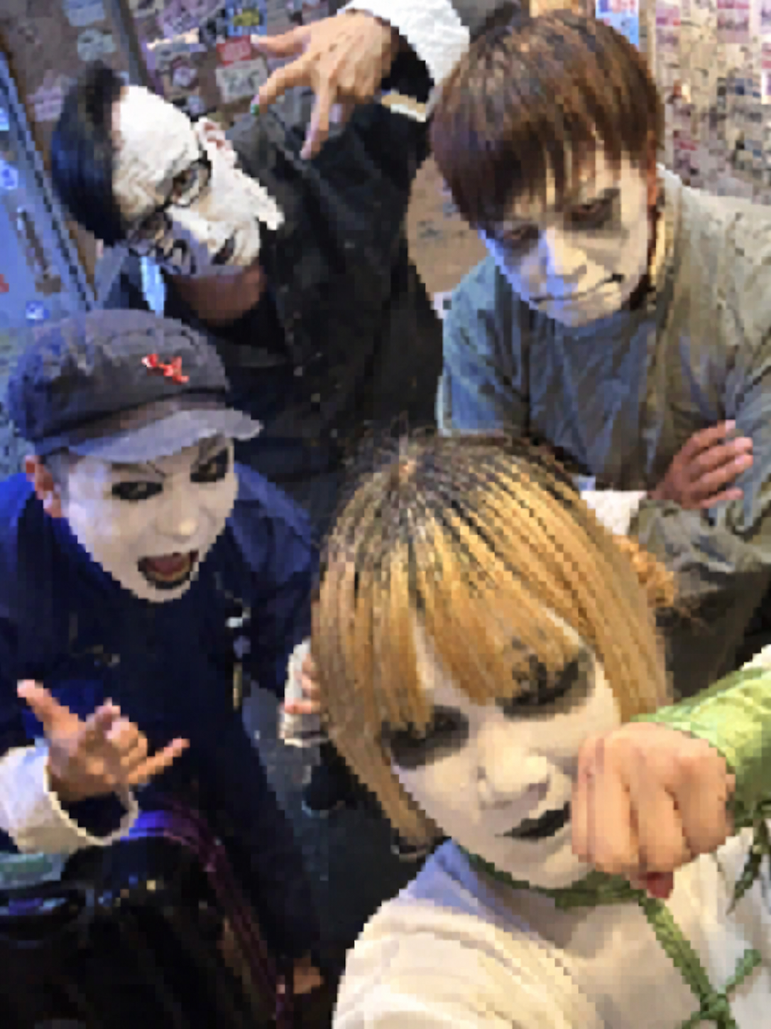 空想革命のメンバー4人の集合写真。粗い画質で横長に変形して表示。